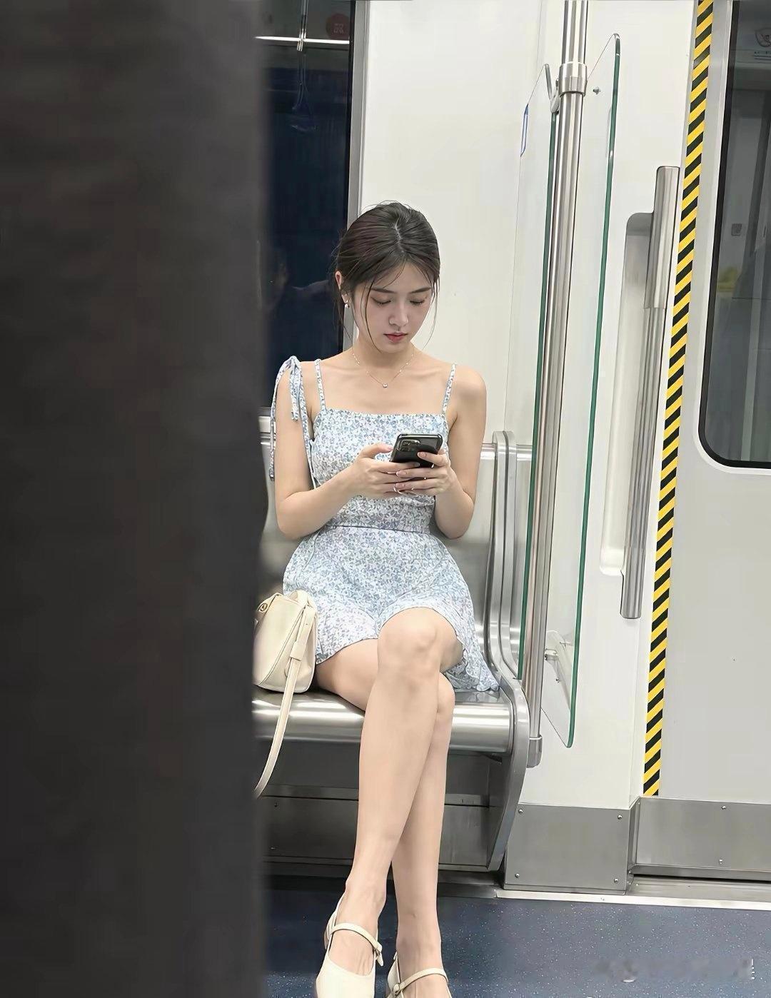 地铁上看到最漂亮的女生了，颜值不比明星差 