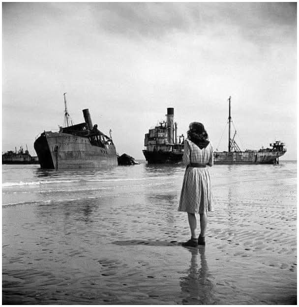 1947，法国，奥马哈海滩，眺望的女人 