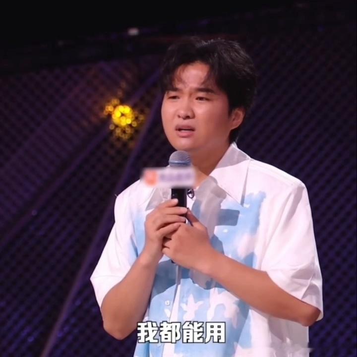 看到闫妮周深同步震惊，我差点笑出声，这反应太像我和我闺蜜逛超市发现物价时的样子了
