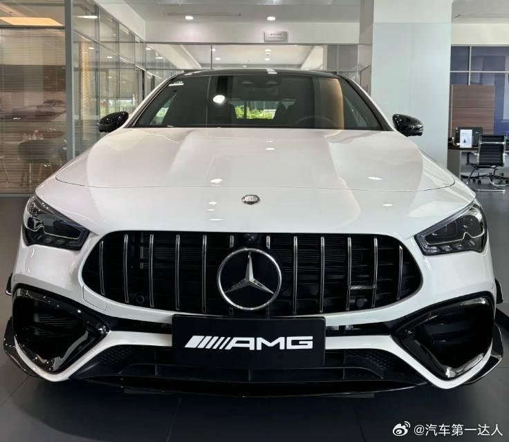 奔驰 AMG CLA45S 白外黑内，车辆选配柏林 