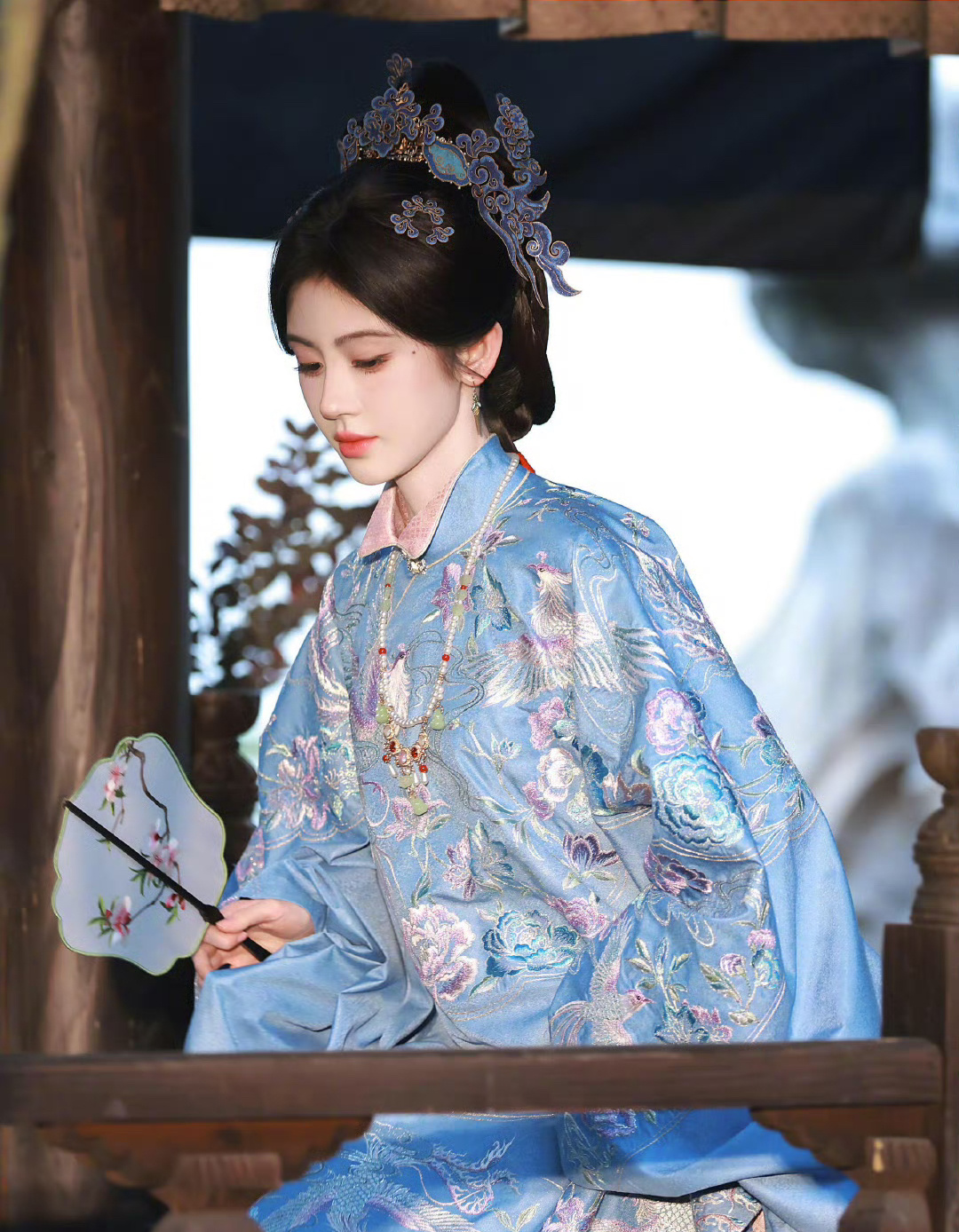 鞠婧祎万花世界蓝色明制汉服造型，完全华贵完全优雅，太后娘娘你太美了