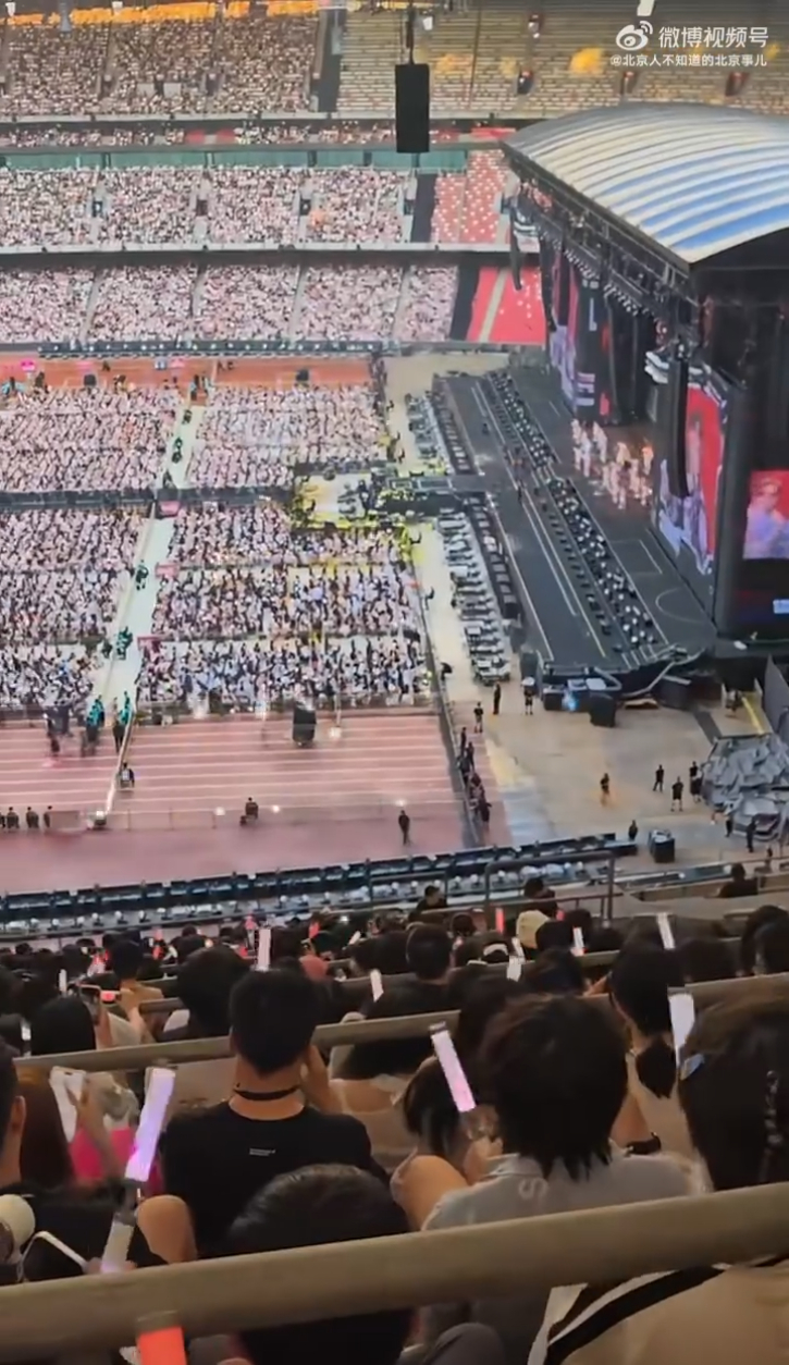周杰伦演唱会花了1000多的位置 明码标价没什么好吐槽的，主办方售票的时候已经标