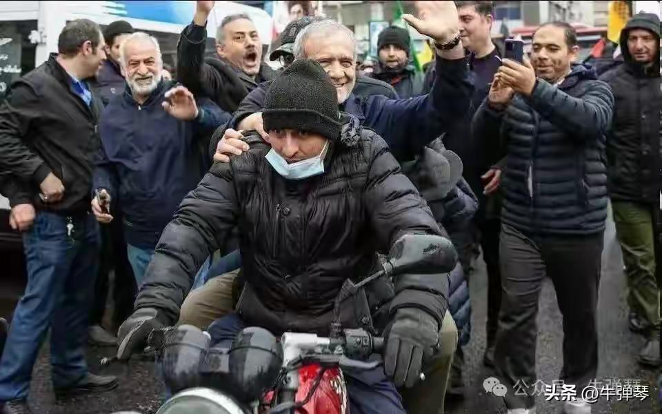 坐摩托车的佩泽希齐扬很开心，他的笑容比以往都灿烂好多。男人至死都是少年，爱车是他