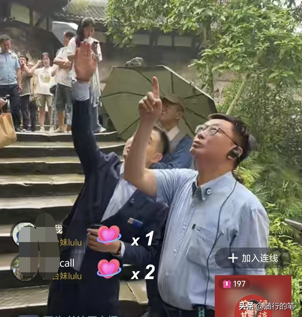 台湾评论员苑举正又来大陆旅游了，这次来了重庆参观大足石刻，并且还是率团来的，而且