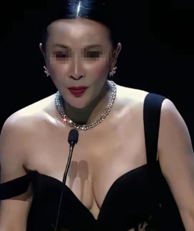 有个很奇怪的事情
女人的胸部是隐私部位，陌生人看不得，更摸不得，那不是应该好好的