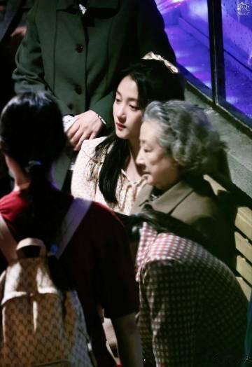 看关晓彤哭我也想哭 追《岁月有情时》被关晓彤的哭戏狠狠共情了！奶奶在舞台上倒下，