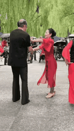 大爷悠着点吧，用力过猛年轻人可都撑不住啊！
老年人公园锻炼，应以强身健体为目标，