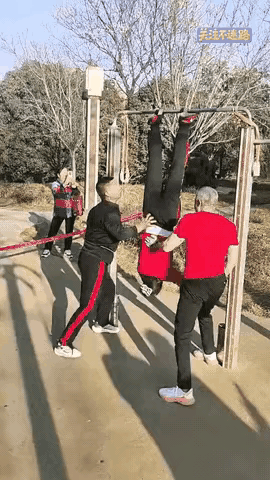 唉呀，受不了了，看得我血压都高了。
上面的女子胆子真大，一会儿头朝上，一会大头朝