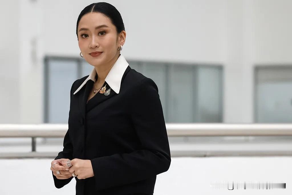 昙花一现佩通坦。佩通坦宣布辞去为泰党党首职务。

可怜的善良的漂亮的佩通坦，因为