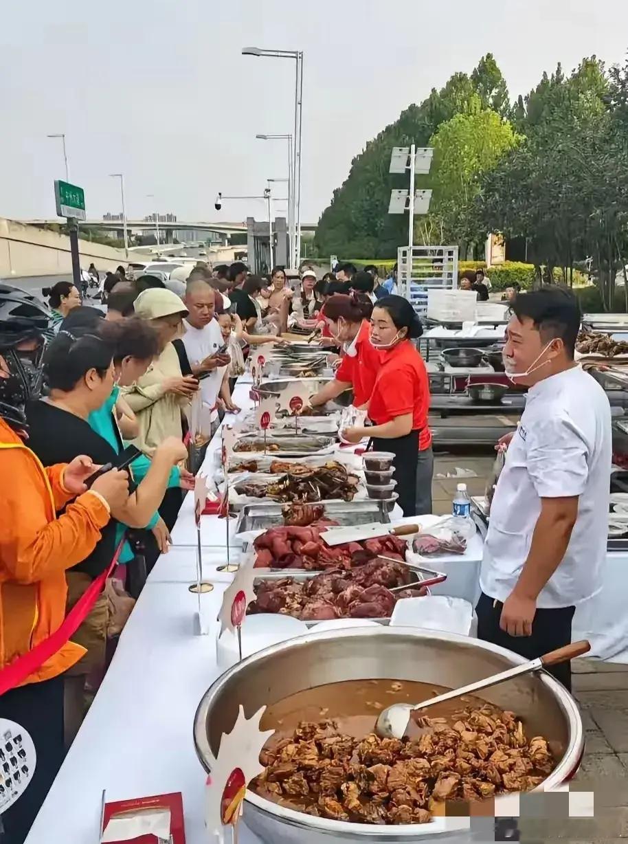一哄而上的酒店摆摊外卖，不出三个月就会收场！ ​​​