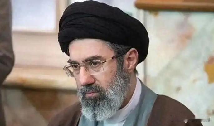 事情彻底藏不住了！4月26日，穆杰塔巴近况惨遭曝光，处境凄惨无比，普京或将冒险访