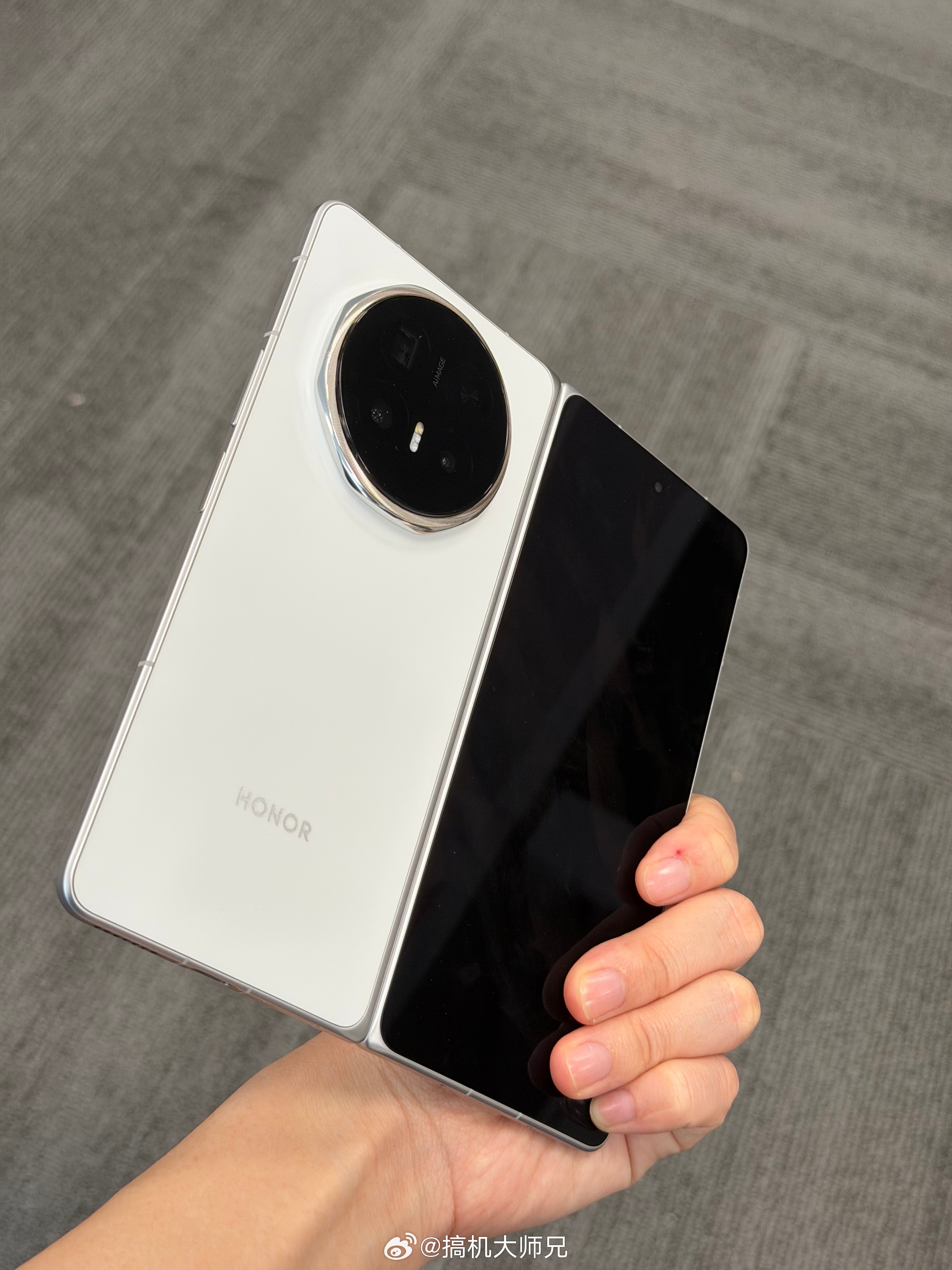 你别说，荣耀Magic V6的白色还挺好看