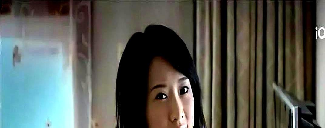 17年前《蜗居》一个动作，今年突然全网疯传。
 
她见老板，会立刻收腹挺胸，连头