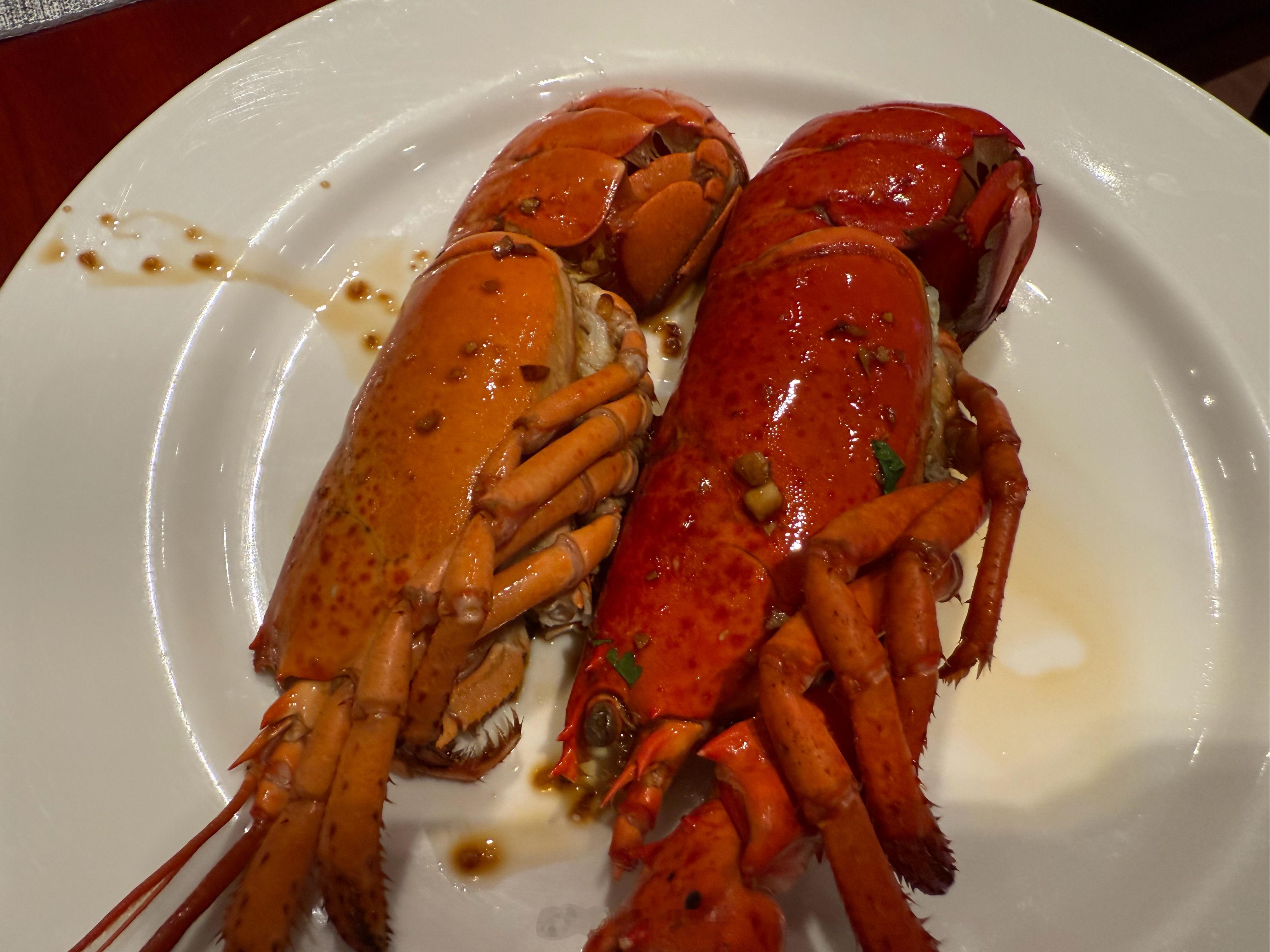 刚到酒店，虽然比较晚了，不过看到有龙虾🦞立刻感觉精神了  ​​​