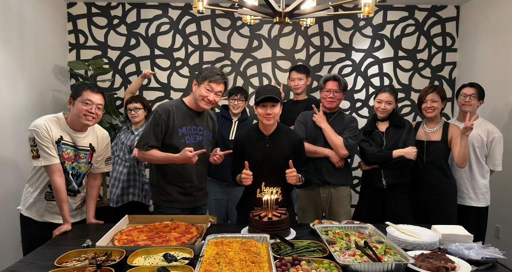 林俊杰庆生照没有七七 林俊杰生日当天发布团队及男性好友的庆生合照中，没有官宣的2