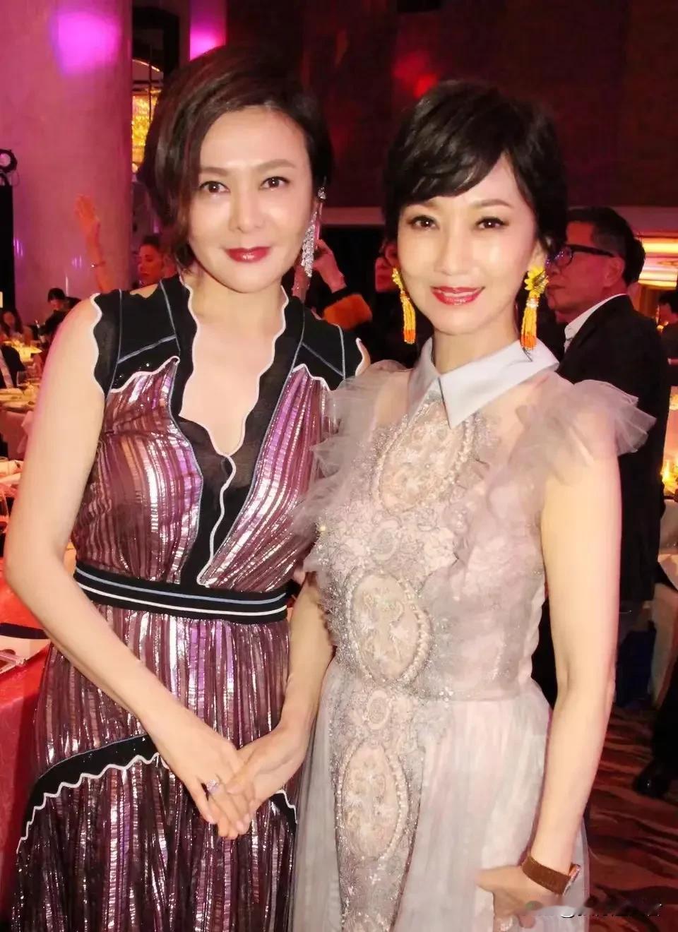 如果要在香港演艺圈中选几位公认的美人，照片中的这两位恐怕是永远绕不过去的女星。
