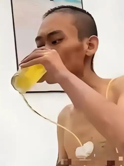 一男子癌症晚期，他主动放弃治疗，自己买了一箱啤酒喝，医生看到后劝其别喝，说喝酒会