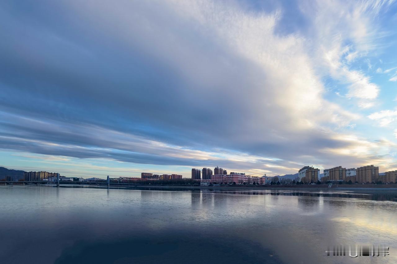 北方不同于南方，冬天，很少有夏季那样成团连片的白云；而今年的冬季更是特别，就连阴