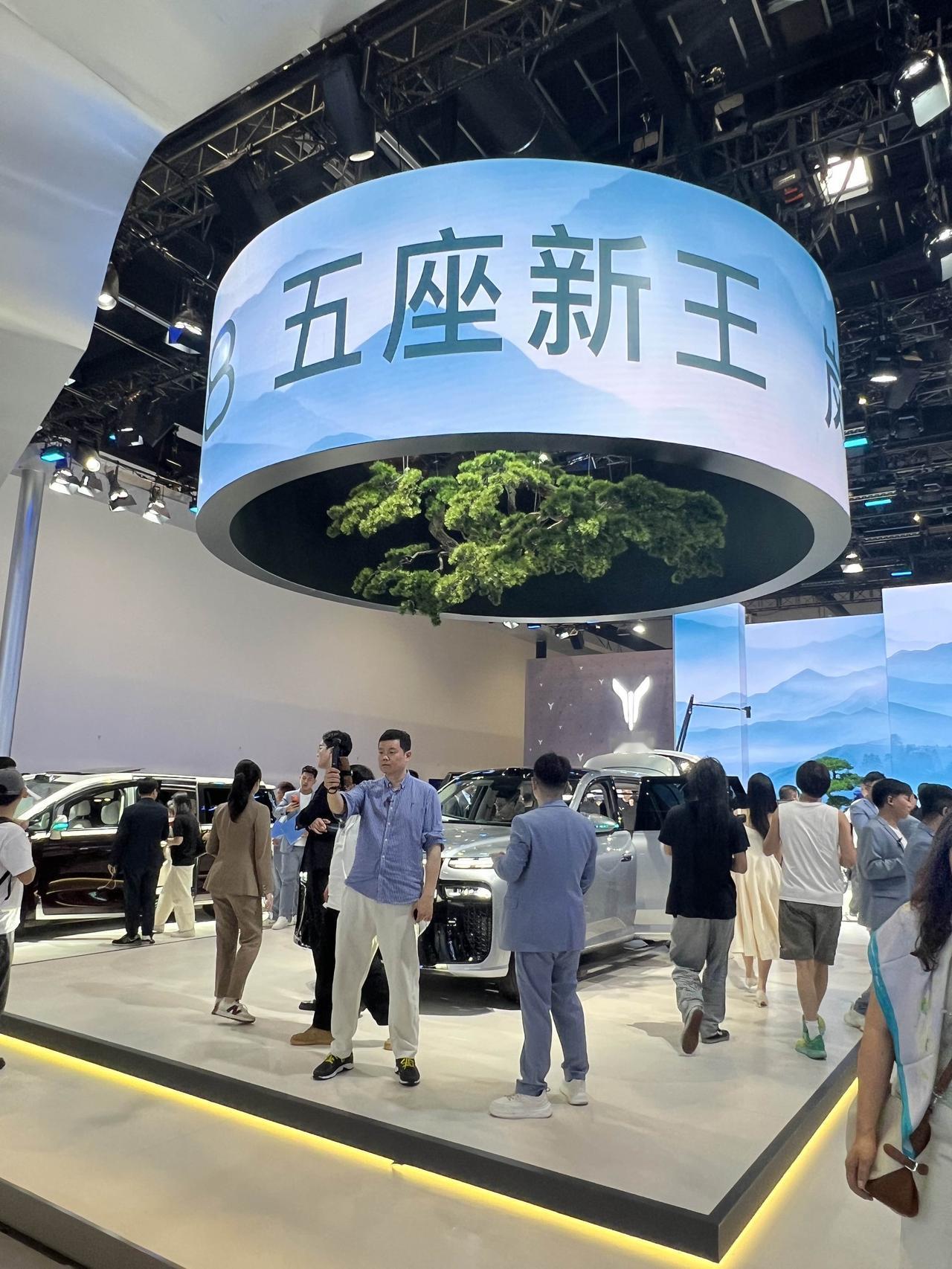 静态体验泰山X8，配得上这标签。压力给到同门，岚图VS奕境