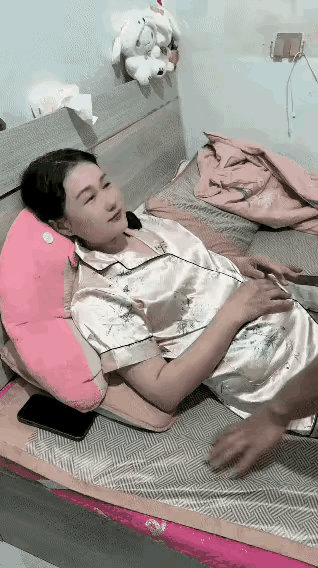 强硬？
好大的坑啊！
兄弟，
听我一句劝，
敢越雷池半步，
立马三年起步！