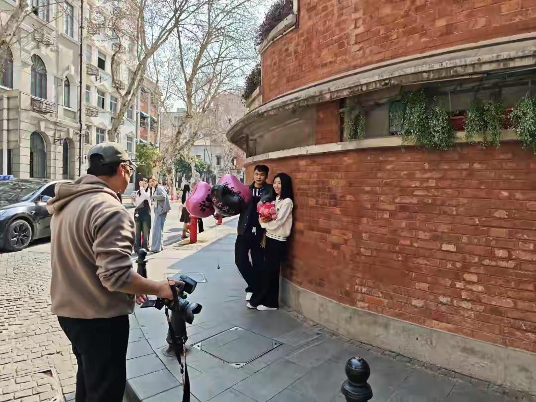 情侣手捧花束，甜蜜瞬间定格在镜头中💐💑