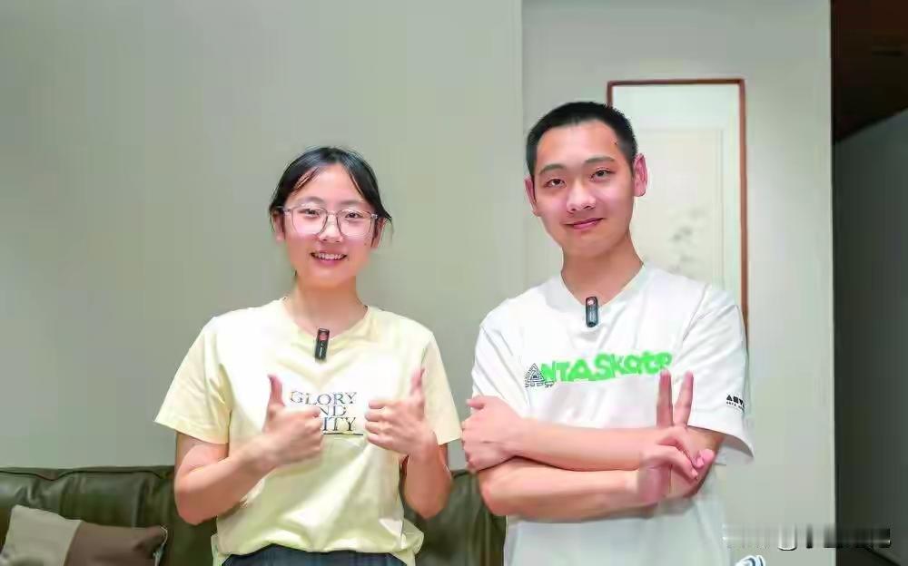 福建一双龙凤胎，高考双双登金榜。哥哥国防科技大，妹妹北大名声扬。
黄金非宝书为宝