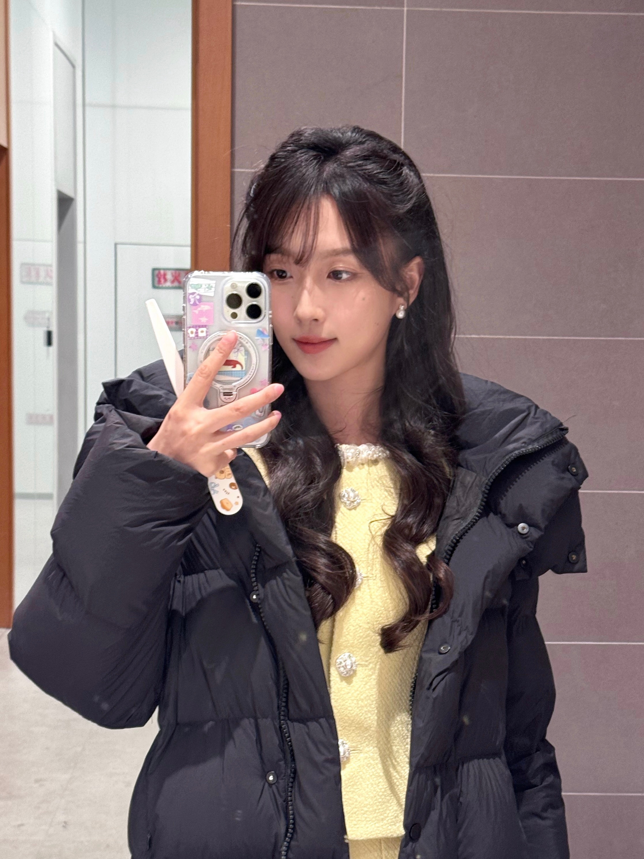 廖雨苇 一些最强大脑录制间隙的live图每天兜里揣着个小梳子到处跑随时照顾我脆弱