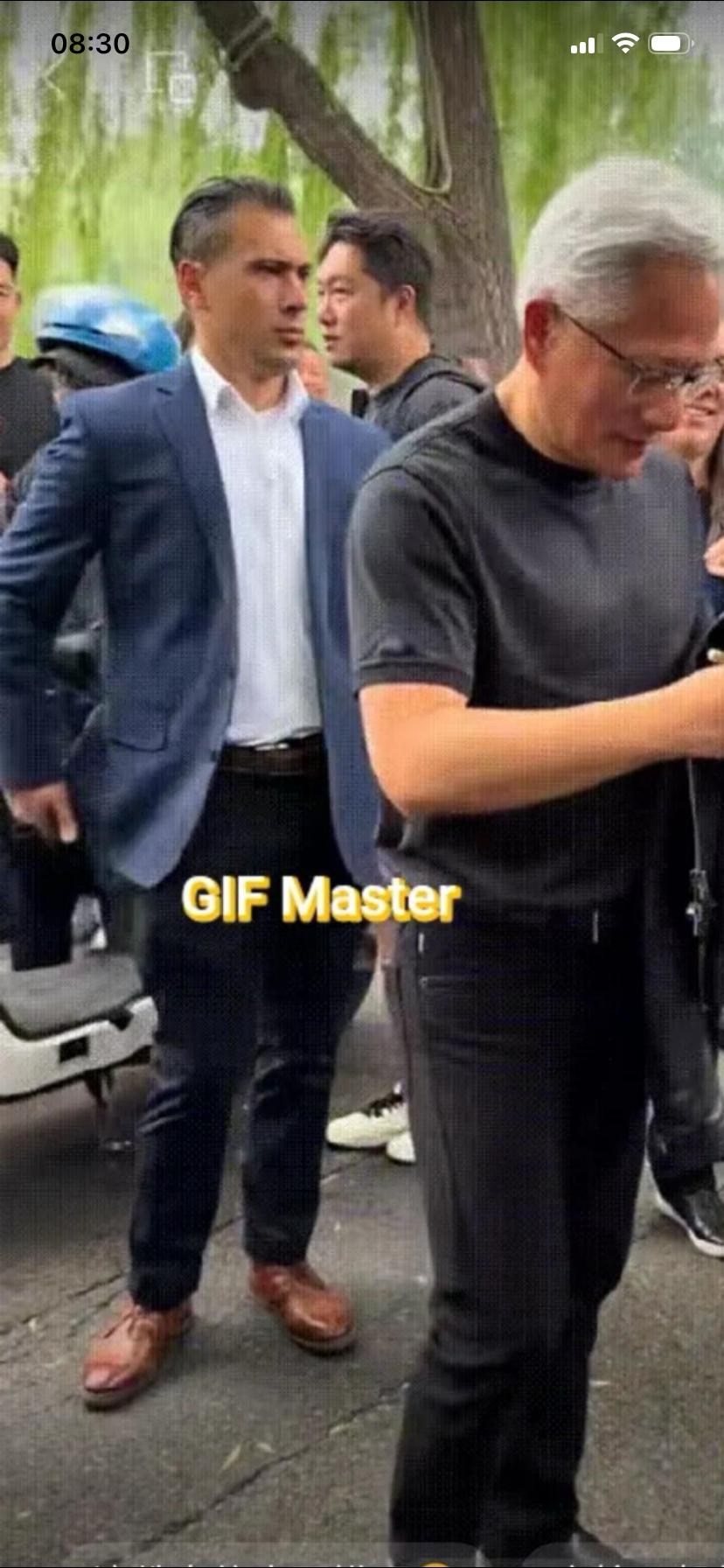 给细心的网友点赞啊
网友们拍到了黄仁勋身边的这位男子
看神态和姿态以及穿着打扮