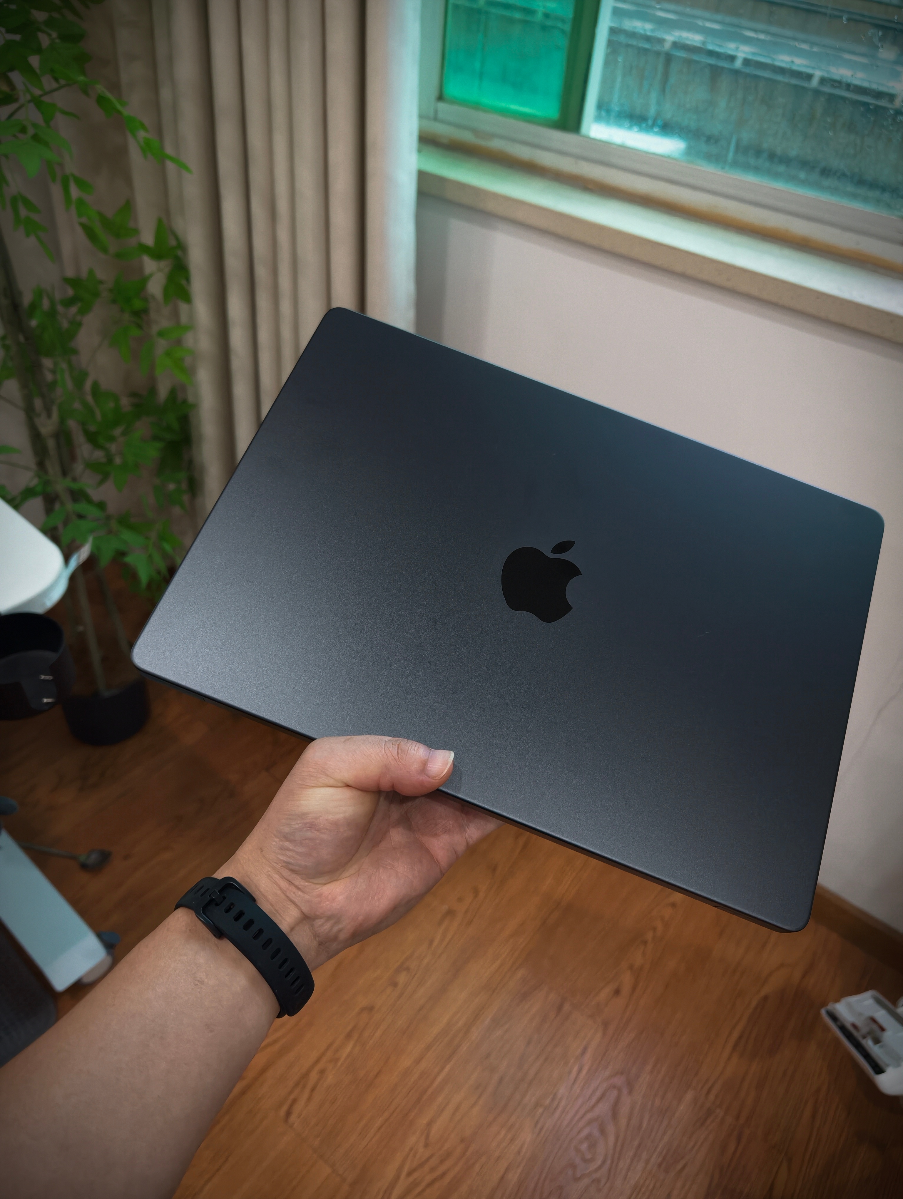 这是我第一次买深空灰的MacBook，质感确实不一样。之前不管是Mac Mini