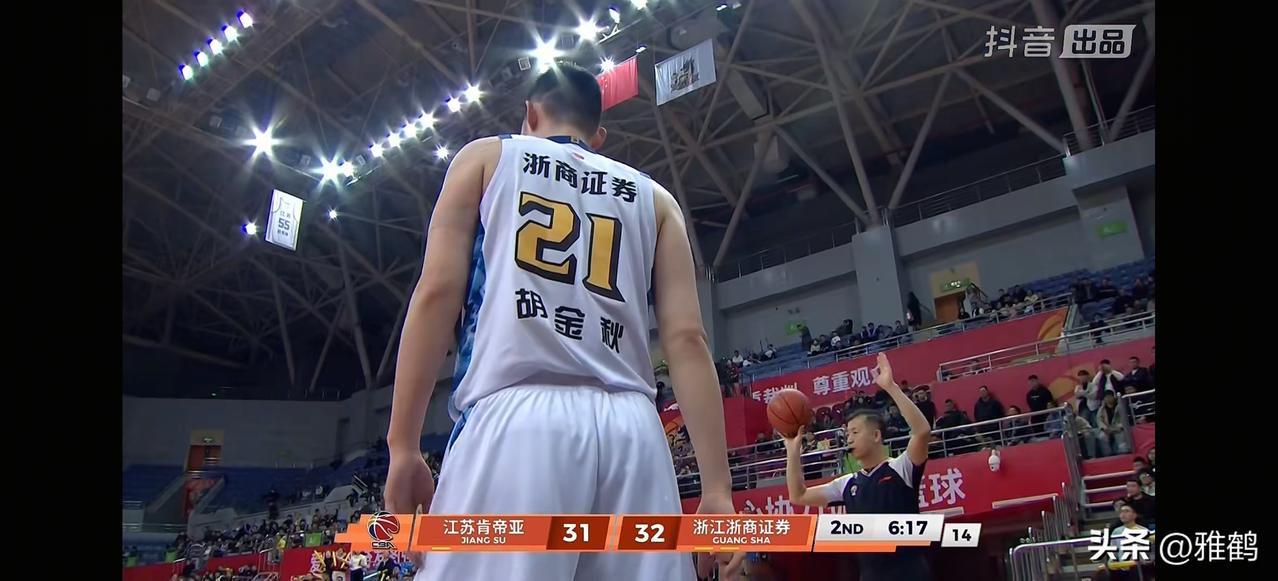 今晚cba的比赛，我选择了江苏对浙江这一场。虽然央视转播的深圳对天津，打的也非常