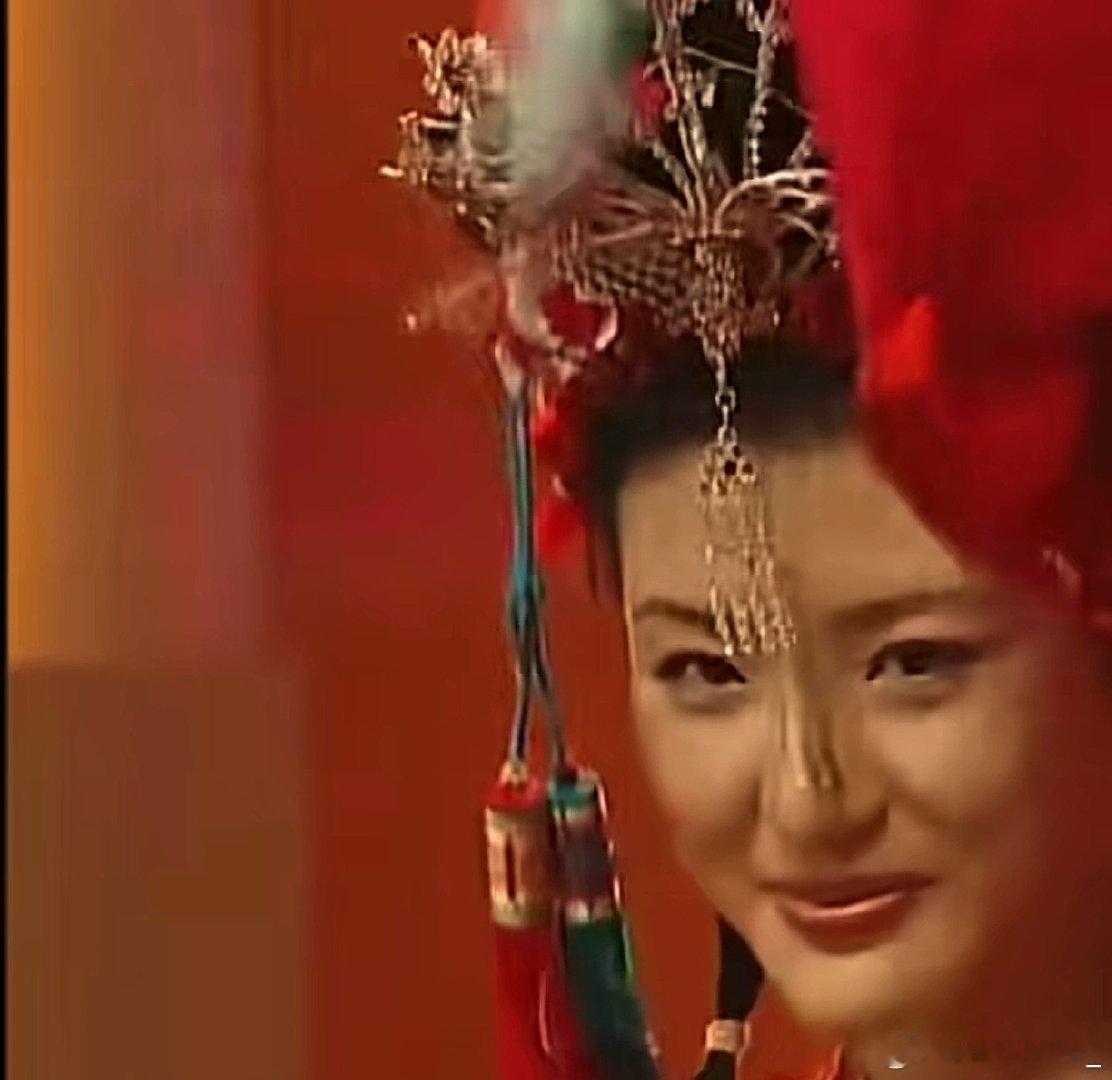 俺们周涛可甜可A，既可以当英俊的女驸马，还能当董卿的美娇娘～[流鼻血][流鼻血]