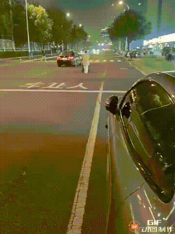 一位车主夜晚开车回家时，看到一名女子推着婴儿车走到了机动车道上，只见马路上车来车