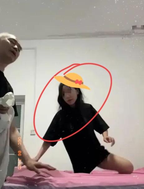 20岁博主
为流量碰瓷盲人大叔！
反锁房门摆拍陷阱的操作，真的刷新下限了！
 