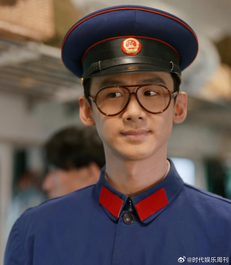 制服这一块白敬亭手拿把掐谁能拒绝白敬亭的制服造型啊！《城池营垒》黑色警服利落带感