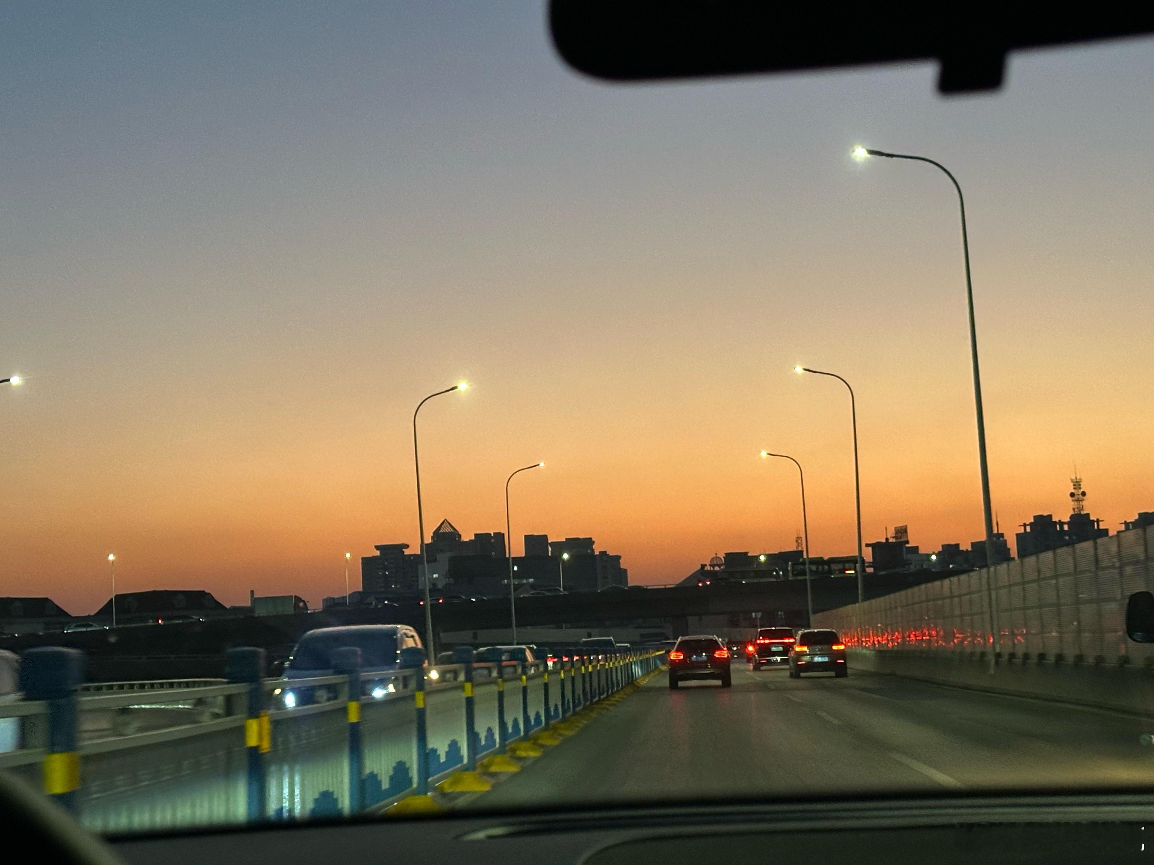 晚上好哈，落霞、孤鹜、秋水、天，爱有啥有啥，但是好看