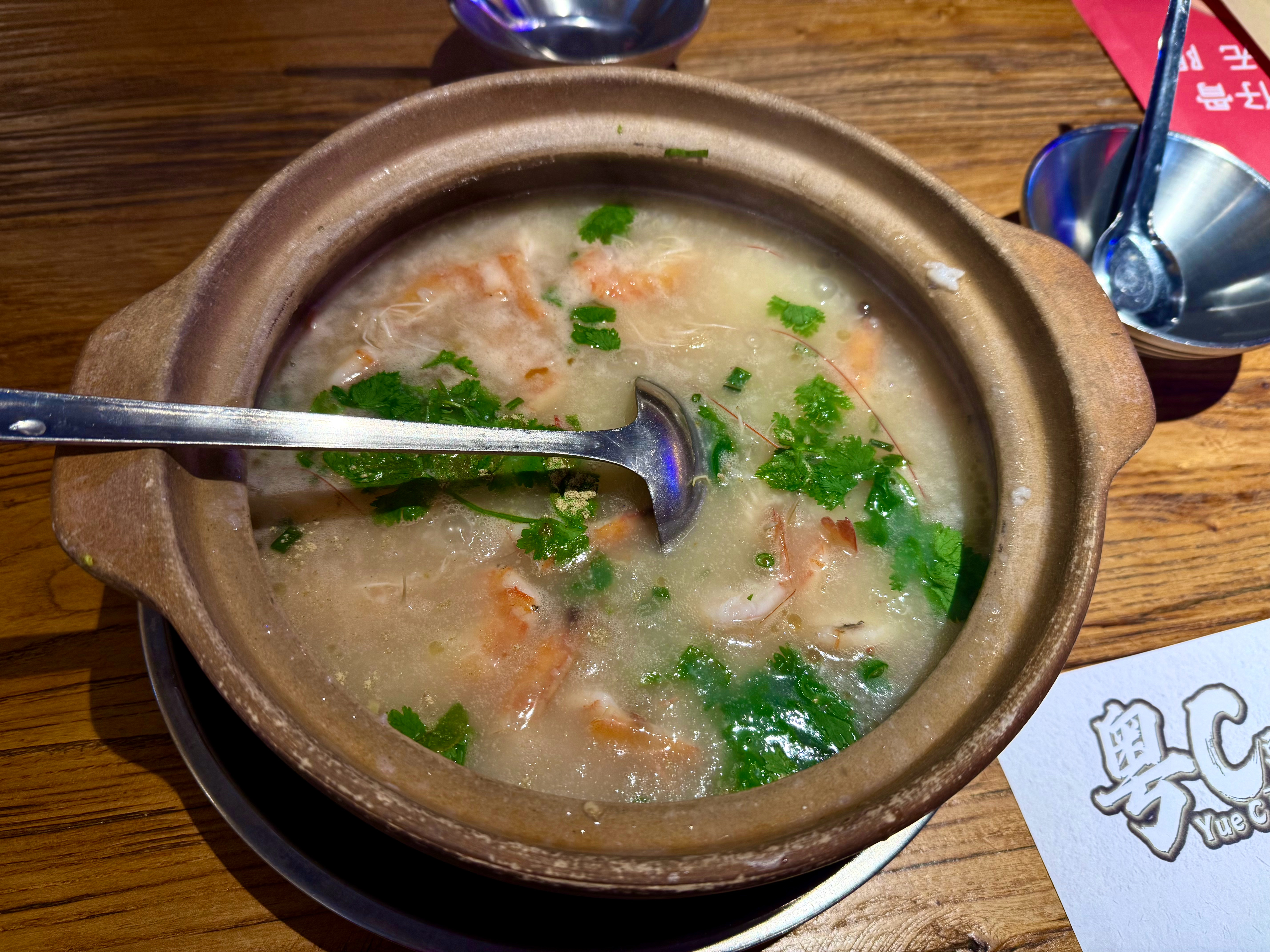 氛围感极好，虽然只是点了一份海鲜粥，但吃的很满足。 ​​​
