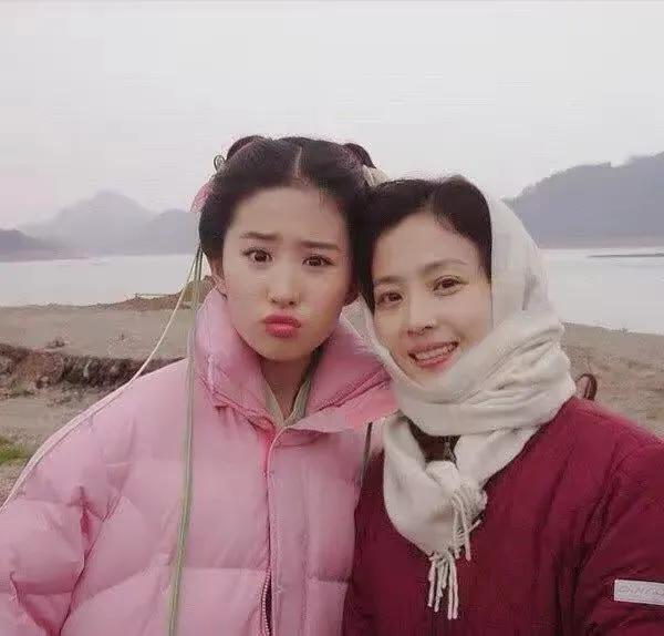 少女时期的刘亦菲和妈妈的合影照，那时候的妈妈年轻又漂亮，妈妈的素颜很美很甜，把东