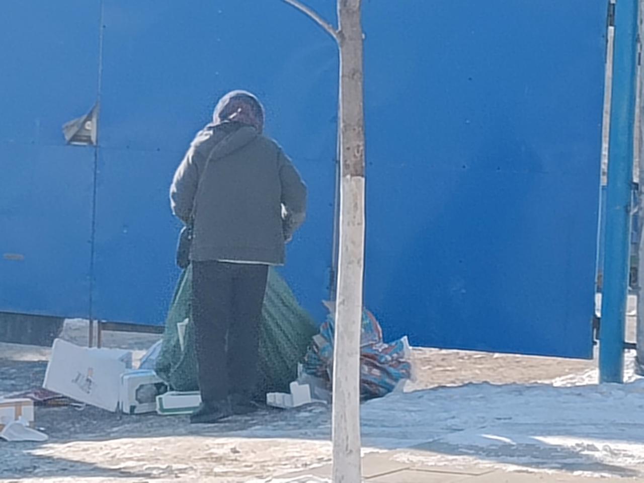 吓我一跳，这废品怎么还会动了！

我路过一扇大门，这是一个停工的建筑工地的院子，