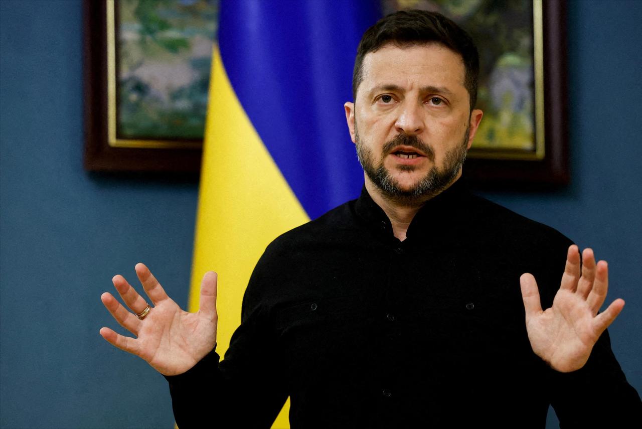 中东打击精度惊人引猜测，泽连斯基跨界发声，背后藏着怎样的算计？

中东这边打得热