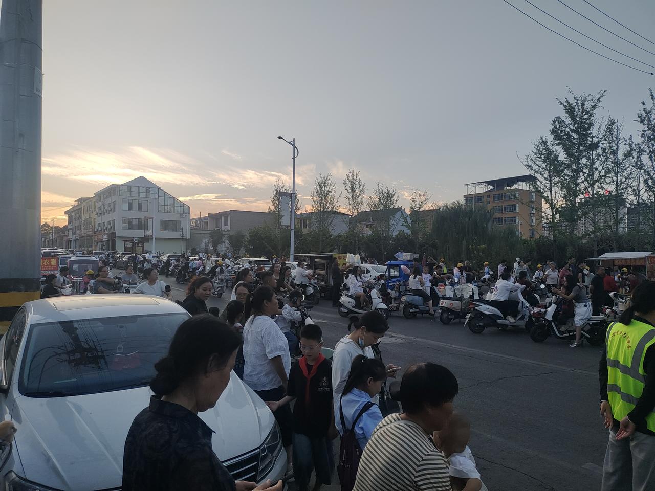 小学门口接学生的人，早就不是以前爷爷奶奶搬个小马扎扎堆唠嗑的景象了。
现在校门口