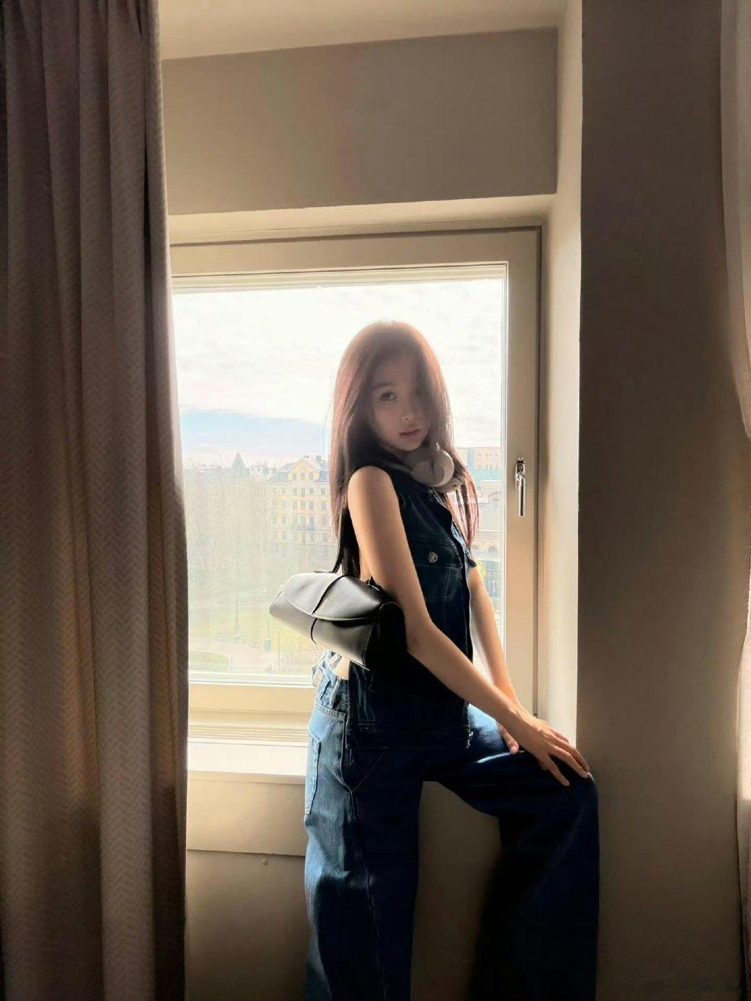 虞书欣露背牛仔背心 虞书欣露背牛仔背心，依旧好辣！虞书欣露背牛仔装