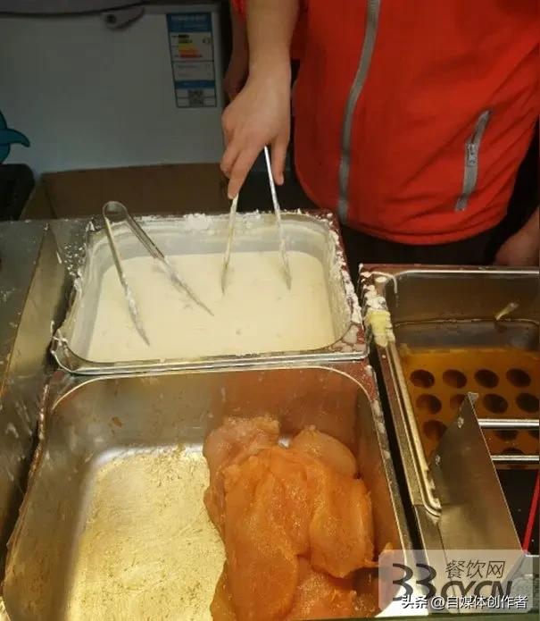 鸡排哥炸翻郑州！一碗烟火气，为何撩动万千食客心？
 
3月21日，郑州街头迎来超