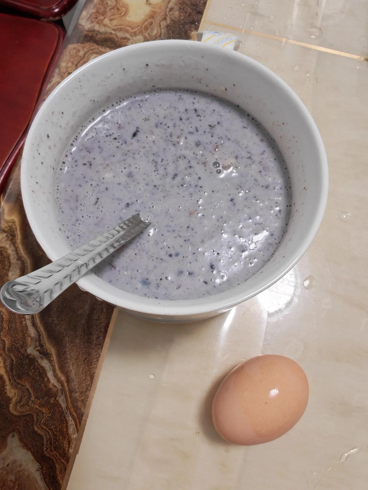 清晨的一餐简单又滋养，一碗细腻的黑芝麻杂粮糊，搭配一枚土鸡蛋，朴素却满是暖意。