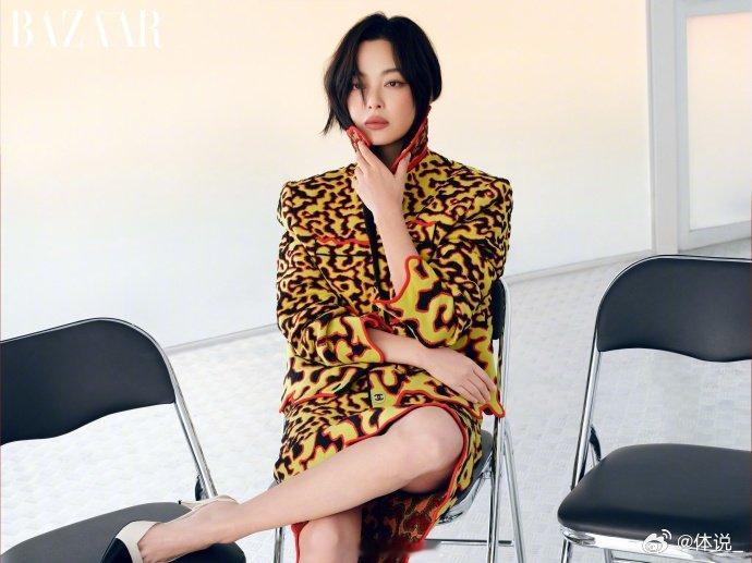 辛芷蕾芭莎封面大片 光影勾勒绝佳气质，辛芷蕾四登时尚芭莎封面，从容松弛，彰显超强