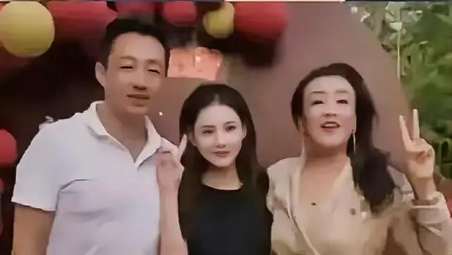 马筱梅和婆婆张兰有的一拼，都属于努力挣钱的人，坐月子期间还赚奶粉钱，真的是不是一