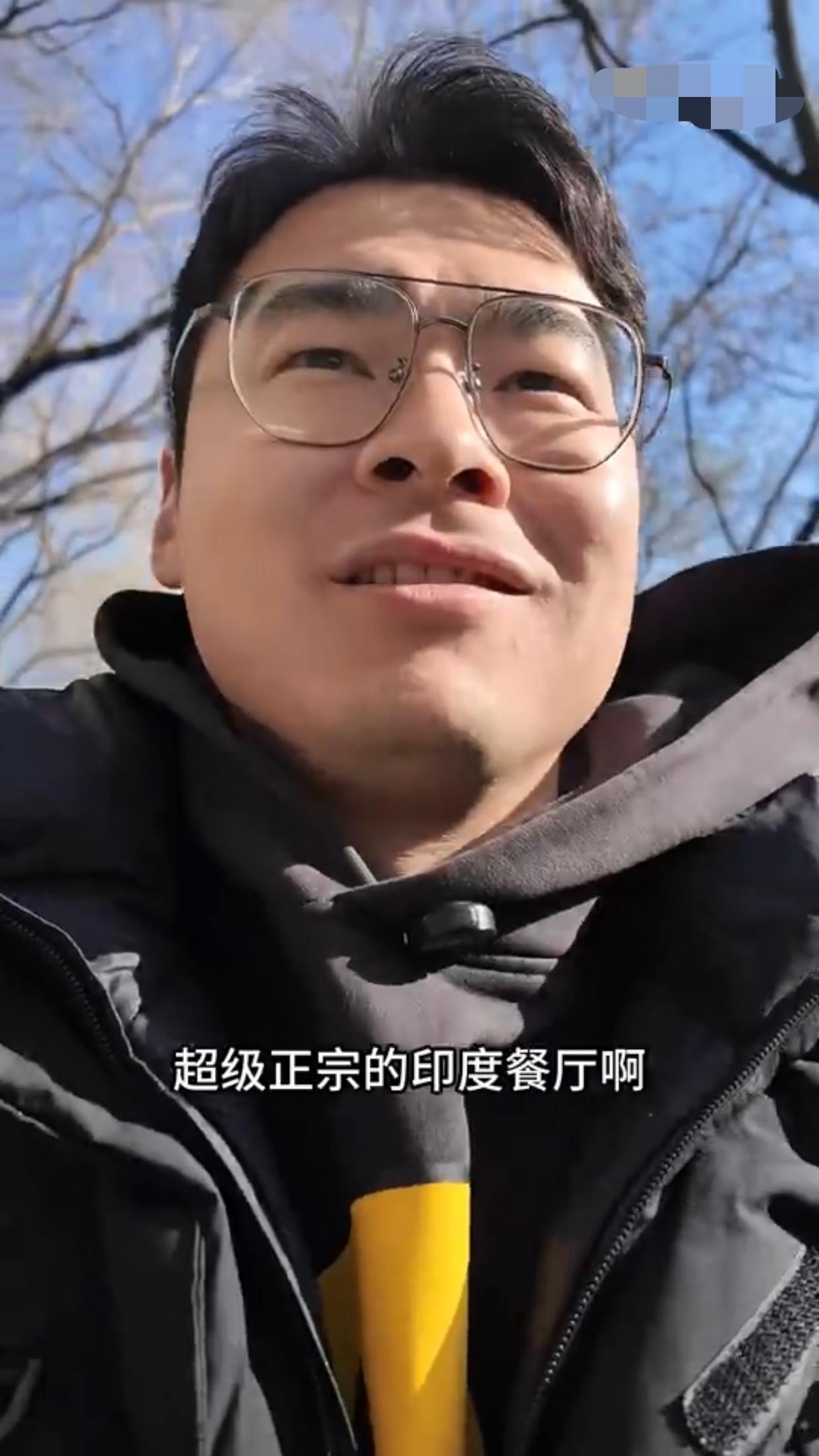 一位男子到北京的超级正宗的印度餐厅就餐，他表示，这里的印度餐厅环境挺正宗的，服务