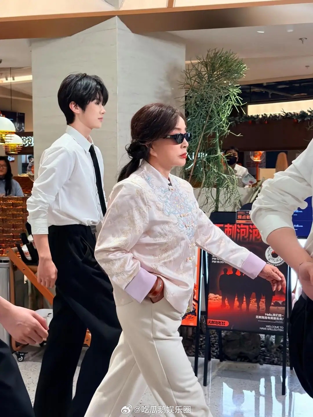 刘晓庆现身重庆商场，身边一帮打着领带的小鲜肉护送她，这阵仗也太大了！刘晓庆打扮贵