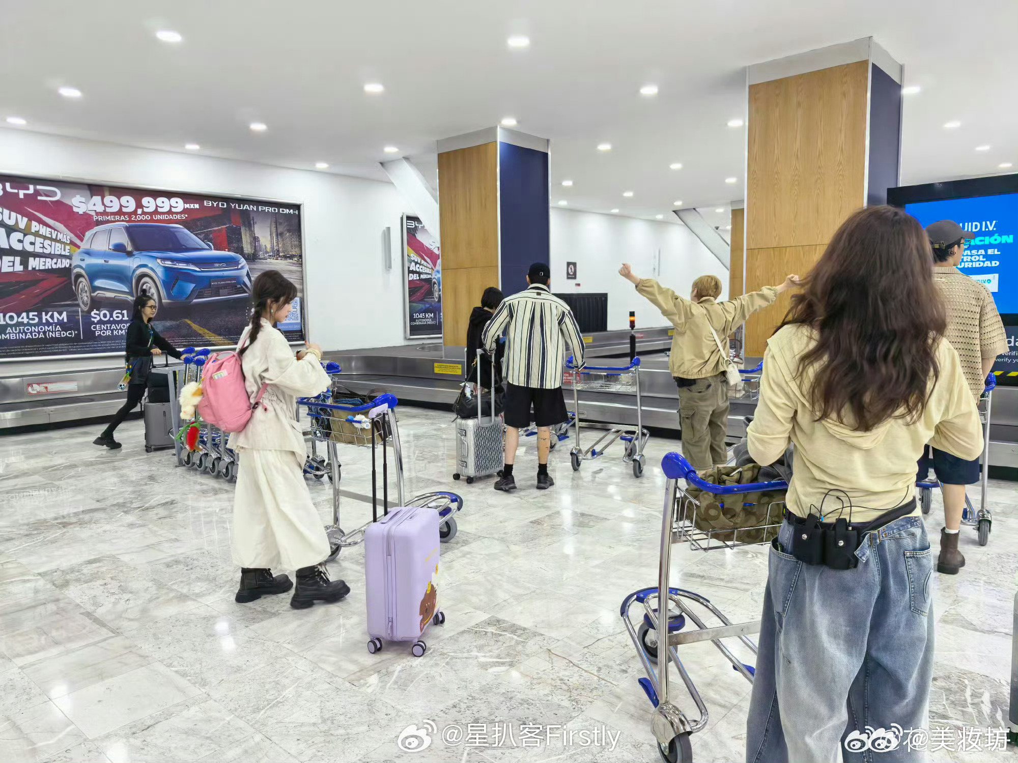 花少8录制路透机场出发路透氛围感满分，姐姐从容温柔，少年清爽亮眼，阵容适配度直接