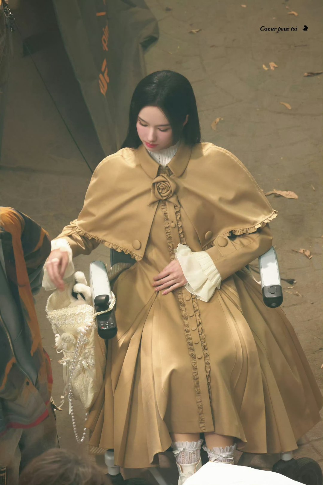 是你是你！白幼薇首个路透来了，是轮椅造型！还原度好高，看原著时候想象中就是这个样