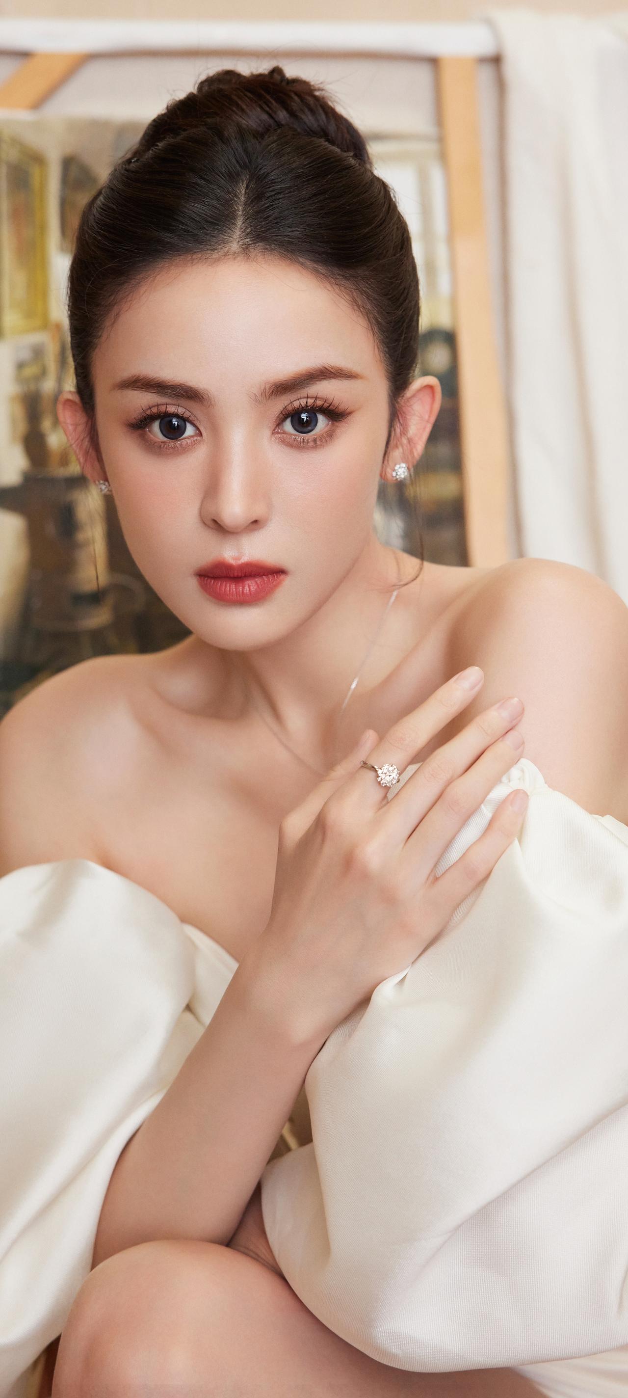 同样是新疆浓颜美人，娜扎颜值精致无硬伤，却输在时机、人设和代表作。热巴有嘉行持续